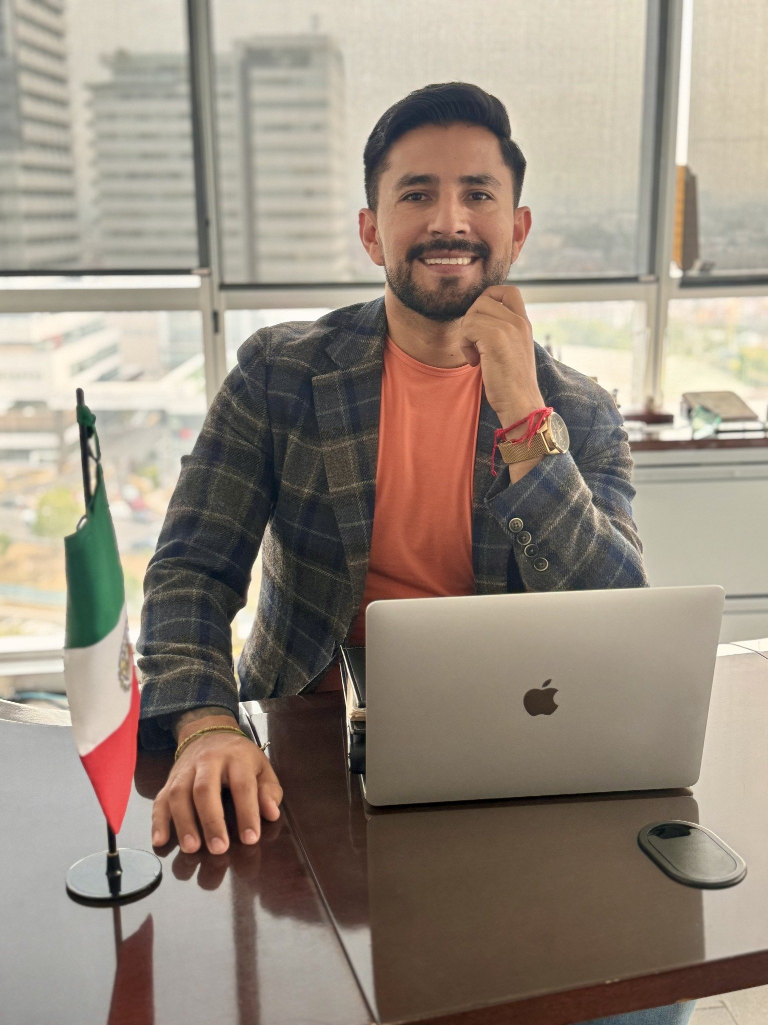 Gustavo Morales Benítez en su oficina